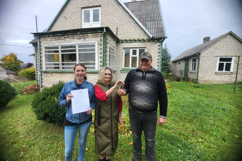 Gaisrą išgyvenusios šeimos rankose – aukotojų lėšomis nupirkto namo raktai